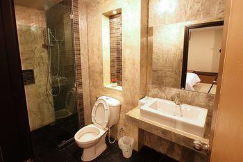 The Plubpla Serviced Apartment Bangkok Exterior photo