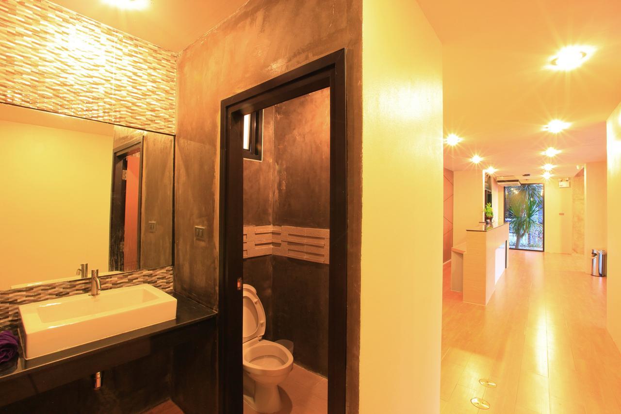 The Plubpla Serviced Apartment Bangkok Exterior photo