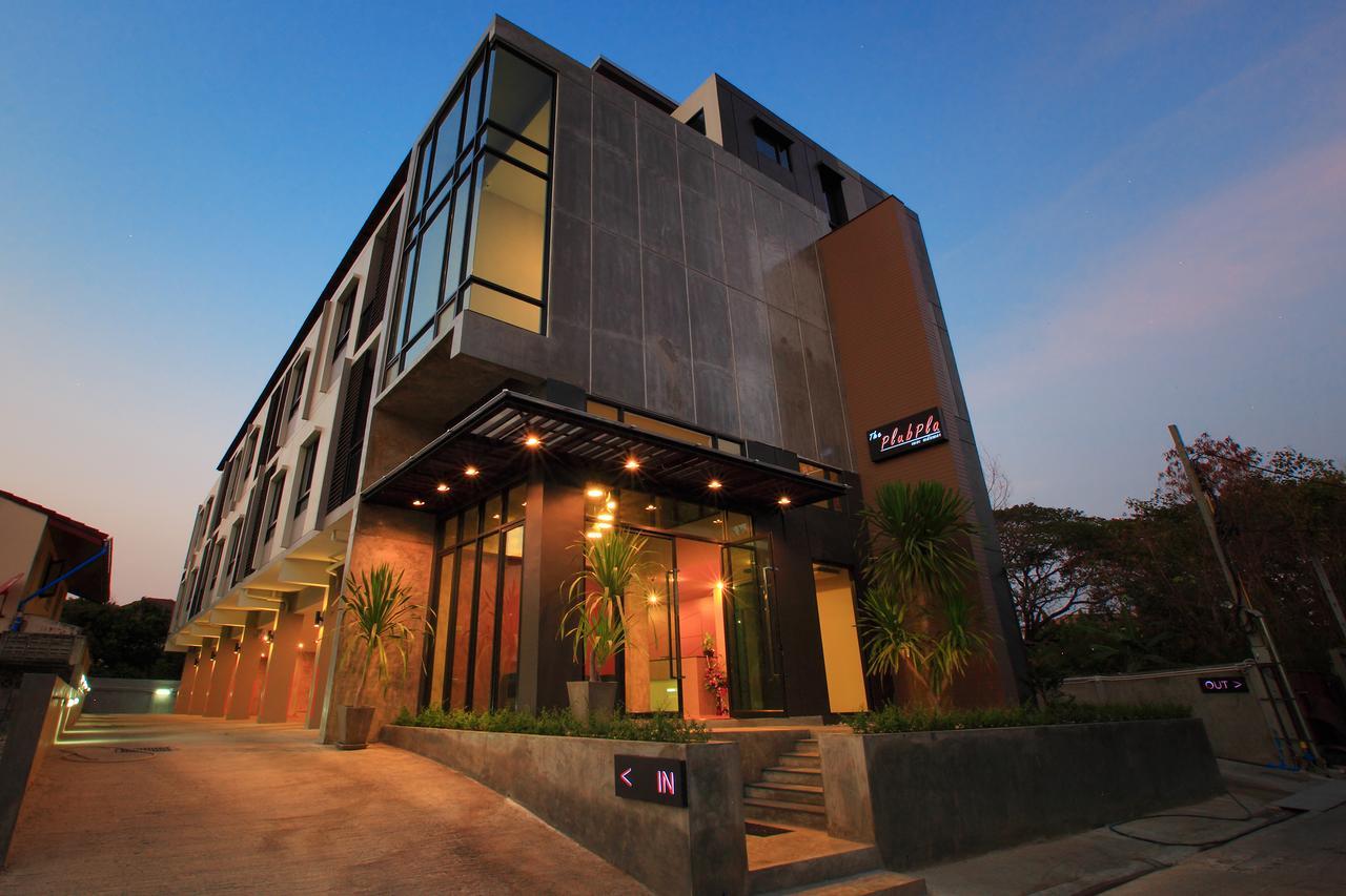 The Plubpla Serviced Apartment Bangkok Exterior photo
