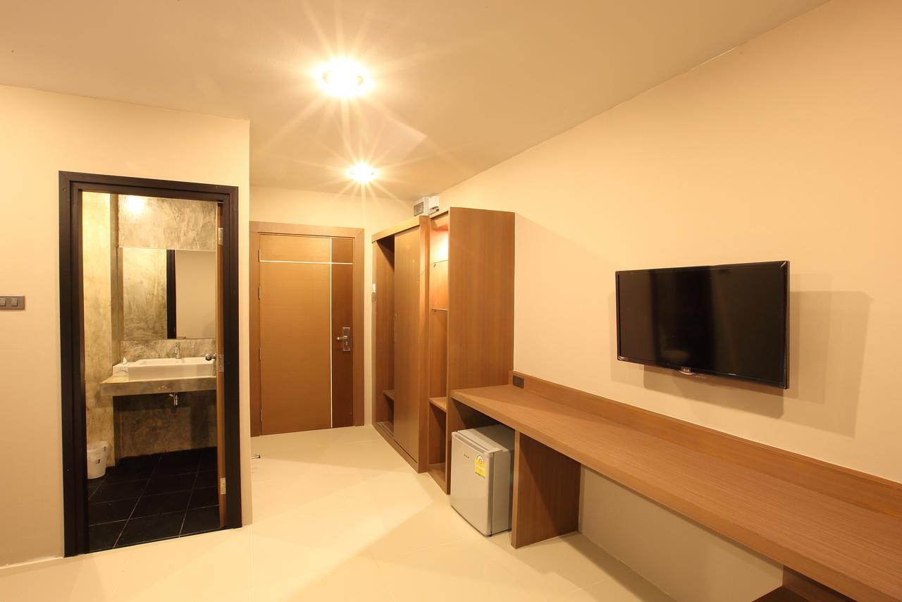 The Plubpla Serviced Apartment Bangkok Exterior photo