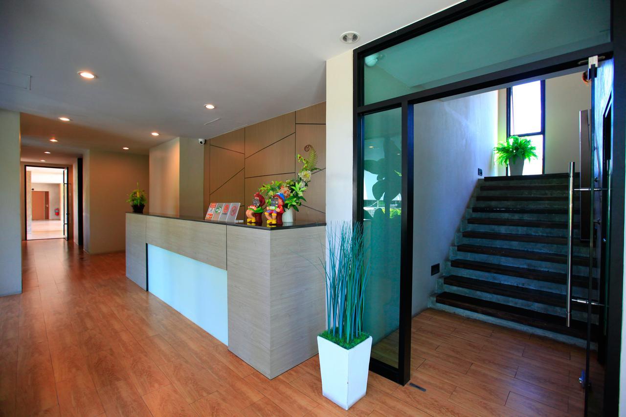 The Plubpla Serviced Apartment Bangkok Exterior photo