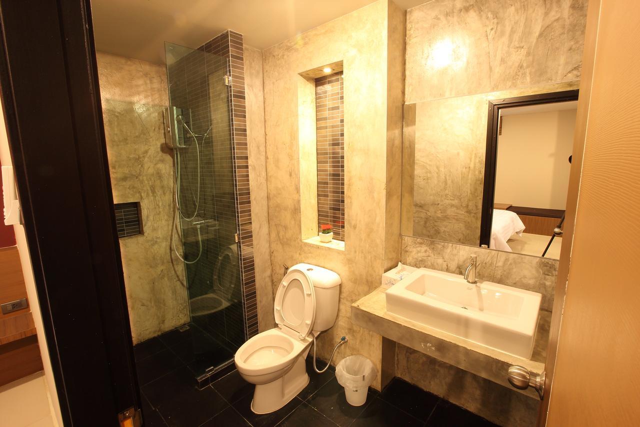 The Plubpla Serviced Apartment Bangkok Exterior photo
