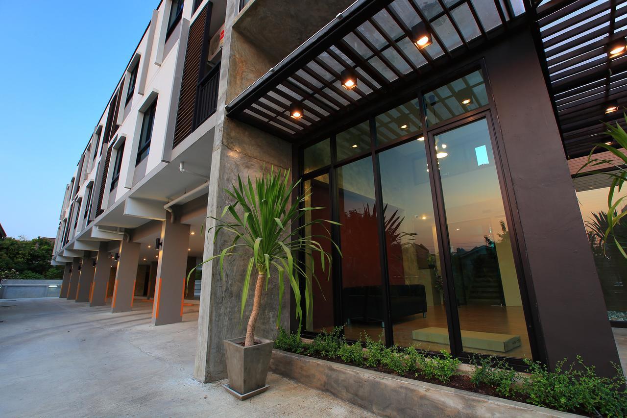 The Plubpla Serviced Apartment Bangkok Exterior photo