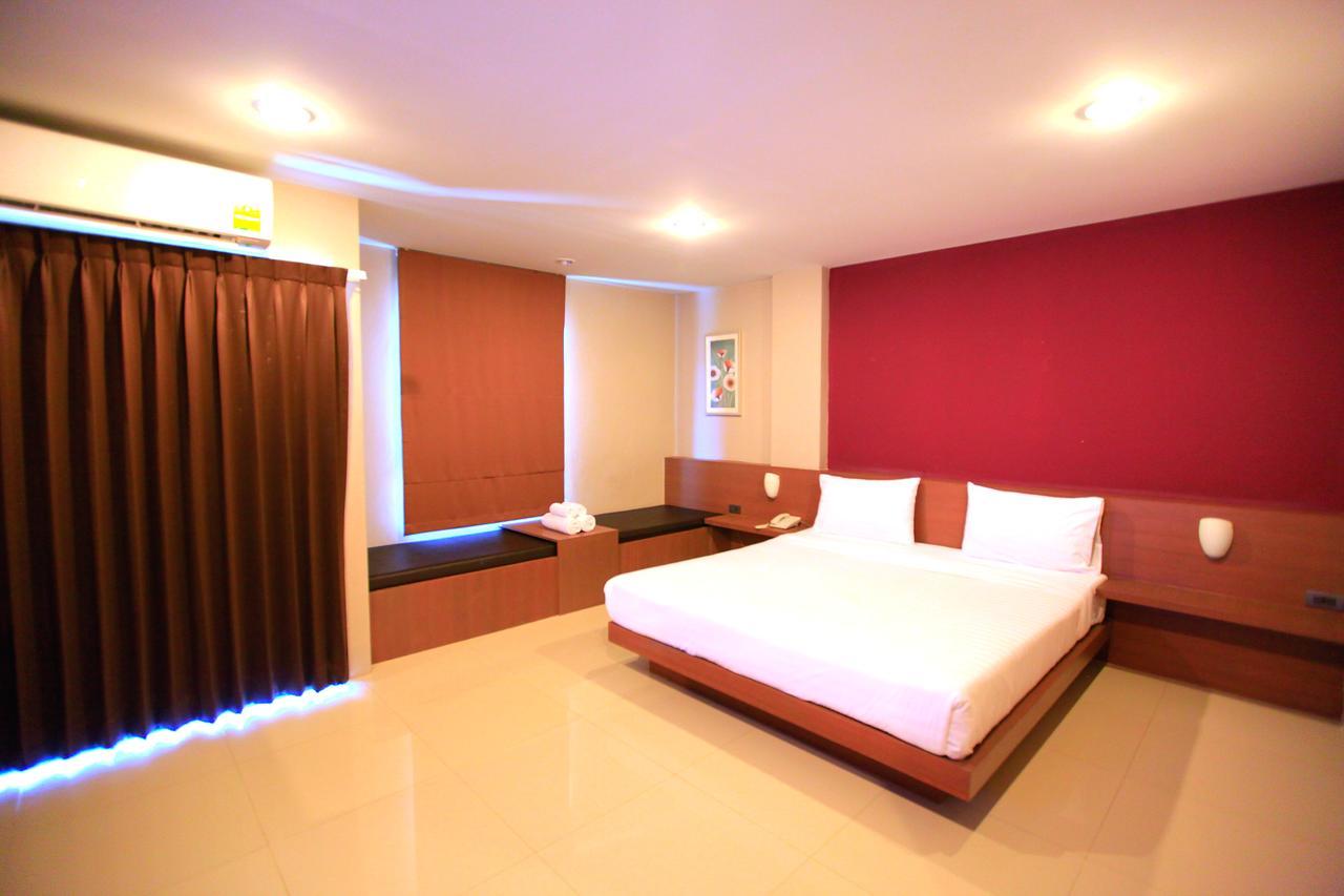 The Plubpla Serviced Apartment Bangkok Exterior photo