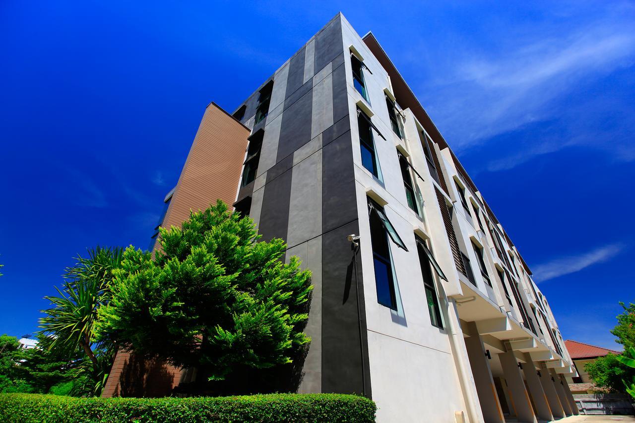 The Plubpla Serviced Apartment Bangkok Exterior photo