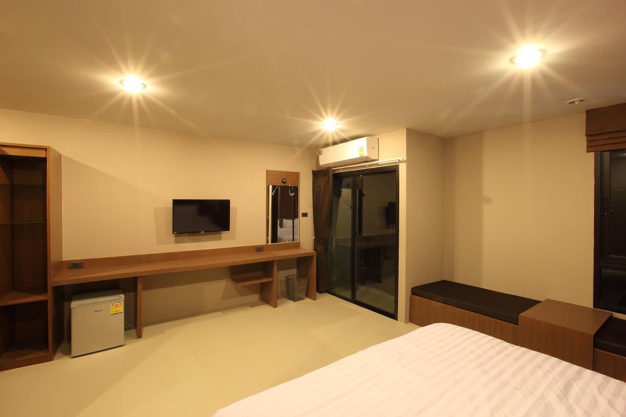 The Plubpla Serviced Apartment Bangkok Exterior photo