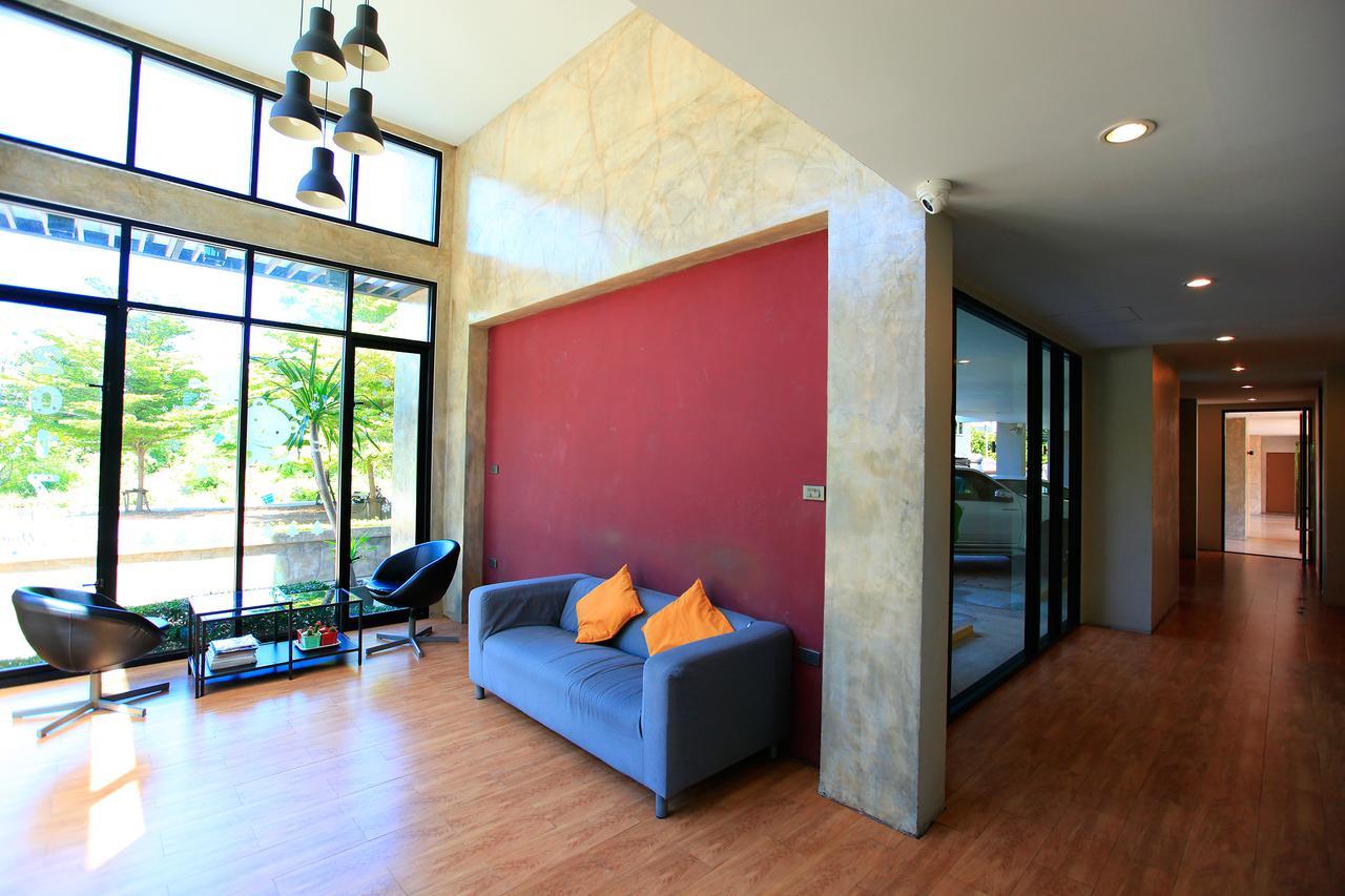 The Plubpla Serviced Apartment Bangkok Exterior photo