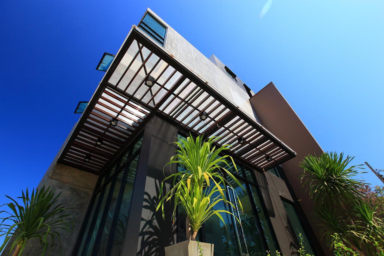 The Plubpla Serviced Apartment Bangkok Exterior photo