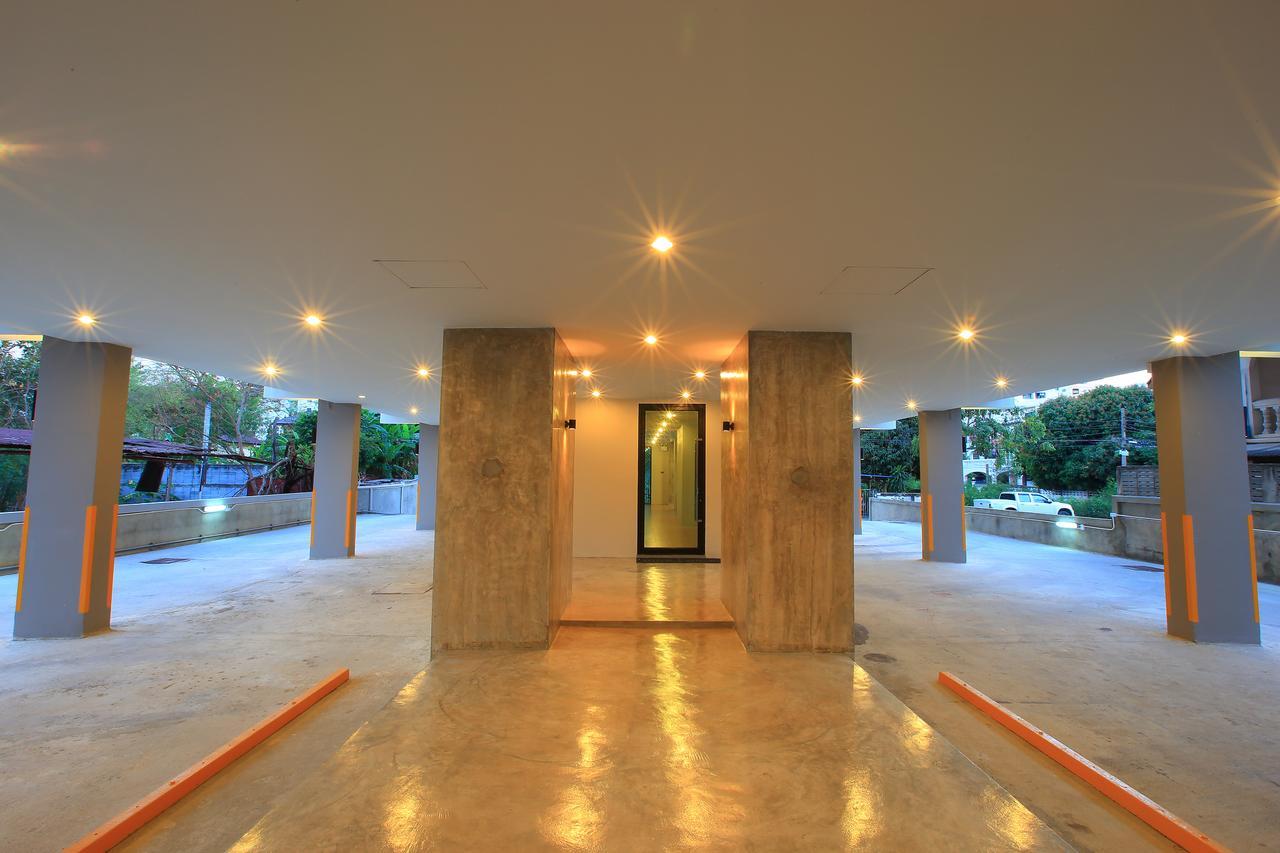 The Plubpla Serviced Apartment Bangkok Exterior photo