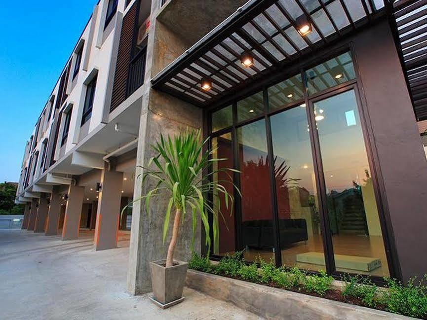 The Plubpla Serviced Apartment Bangkok Exterior photo