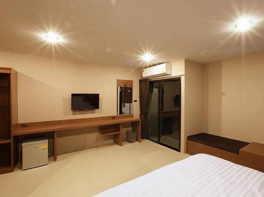 The Plubpla Serviced Apartment Bangkok Exterior photo