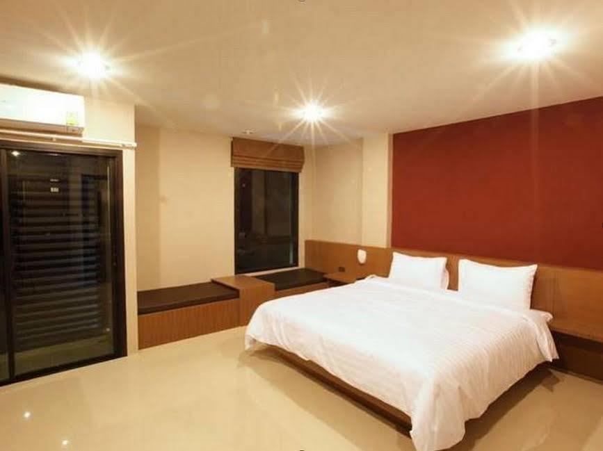 The Plubpla Serviced Apartment Bangkok Exterior photo
